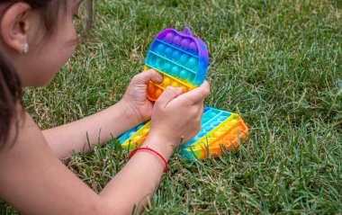 Çocuk stres önleyici pop çalıyor. Seçici odaklanma.