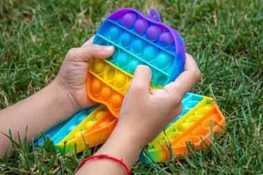 Çocuk stres önleyici pop çalıyor. Seçici odaklanma.