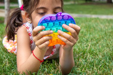 Çocuk stres önleyici pop çalıyor. Seçici odaklanma.