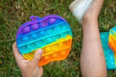 Çocuk stres önleyici pop çalıyor. Seçici odaklanma.