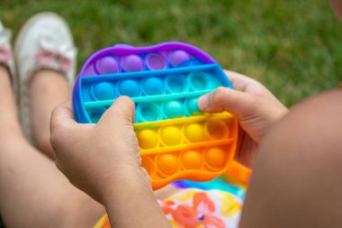 Çocuk stres önleyici pop çalıyor. Seçici odaklanma.