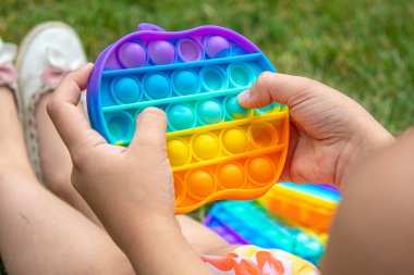 Çocuk stres önleyici pop çalıyor. Seçici odaklanma.