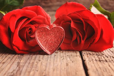 Ahşap bir arka planda hediye kutusu. Sevgililer Günü hediyesi. Odaklan. Tatil.