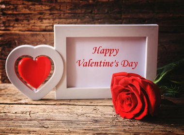 Ahşap bir arka planda hediye kutusu. Sevgililer Günü hediyesi. Odaklan. Tatil.