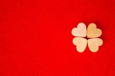 Kırmızı arka planda kalpler. Sevgililer Günü. Seçici odaklanma. Valentine..