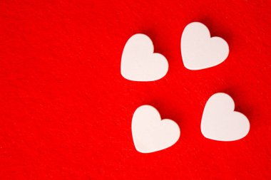 Kırmızı arka planda kalpler. Sevgililer Günü. Seçici odaklanma. Valentine..