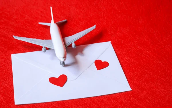Hati Dan Pesawat Dengan Latar Belakang Merah Hari Valentine Fokus — Stok Foto