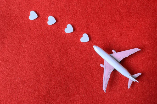 Hati Dan Pesawat Dengan Latar Belakang Merah Hari Valentine Fokus — Stok Foto