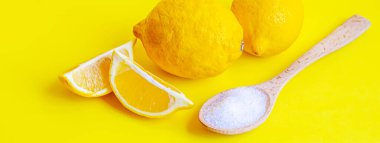 Sarı arka planda sitrik asit. Seçici odaklanma. Doğa.