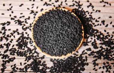 Küçük bir şişedeki siyah kimyon yağı. Seçici odaklanma. Doğa.