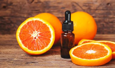 Küçük bir şişede greyfurt yağı. Seçici odaklanma. Yiyecek..