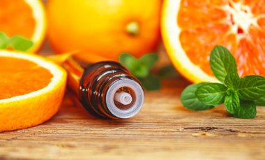 Küçük bir şişede greyfurt yağı. Seçici odaklanma. Yiyecek..