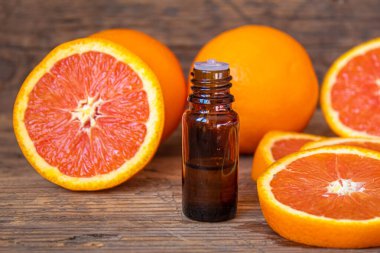 Küçük bir şişede greyfurt yağı. Seçici odaklanma. Yiyecek..