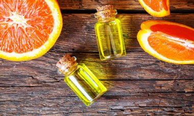 Küçük bir şişede greyfurt yağı. Seçici odaklanma. Yiyecek..