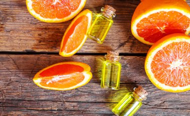 Küçük bir şişede greyfurt yağı. Seçici odaklanma. Yiyecek..