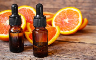 Küçük bir şişede greyfurt yağı. Seçici odaklanma. Yiyecek..