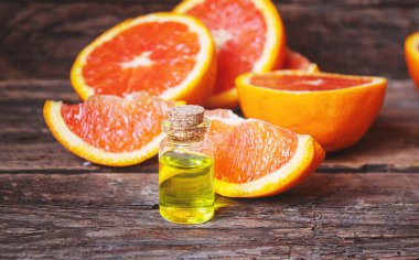 Küçük bir şişede greyfurt yağı. Seçici odaklanma. Yiyecek..