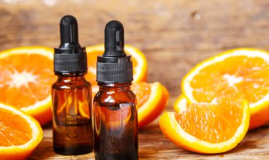 Küçük bir şişede greyfurt yağı. Seçici odaklanma. Yiyecek..