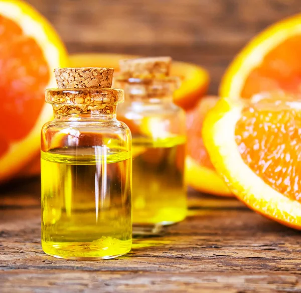 Óleo Essencial Toranja Uma Pequena Garrafa Foco Seletivo Alimentos — Fotografia de Stock