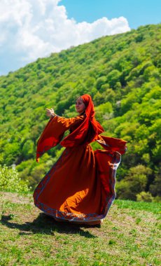 Ulusal kostümlü Gürcü kız Gürcistan ulusal danslarında dans ediyor. Seçici odaklanma. İnsanlar