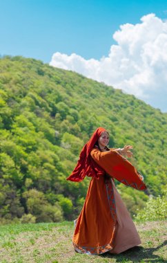 Ulusal kostümlü Gürcü kız Gürcistan ulusal danslarında dans ediyor. Seçici odaklanma. İnsanlar