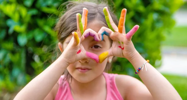 Kinderhände Den Sommerfarben Selektiver Fokus — Stockfoto