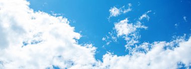 Bulutlu mavi gökyüzü seçici odaklanma doğası