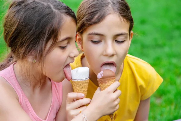 Çocuklar parkta dondurma yer. Seçici odaklanma. Çocuklar.