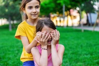 Parkta sarılan kız arkadaşlar. Seçici odaklanma. Çocuklar.