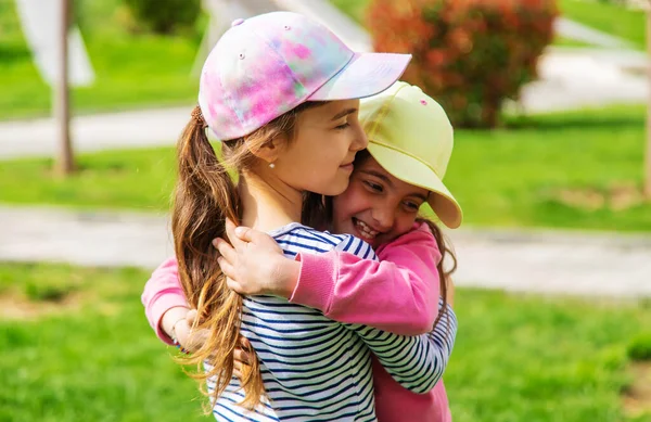 Freundinnen Kinder Umarmen Sich Park Selektive Focus Kids — Stockfoto