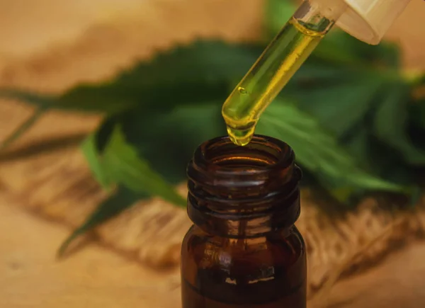 Ätherisches Cannabis Einer Kleinen Flasche Selektiver Fokus Natur — Stockfoto