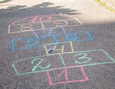Sokak çocuk klasikleri oyunlarda. Seçici odak. Doğa.