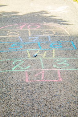 Sokak çocuk klasikleri oyunlarda. Seçici odak. Doğa.