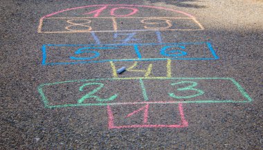 Sokak çocuk klasikleri oyunlarda. Seçici odak. Doğa.