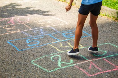 Sokak çocuk klasikleri oyunlarda. Seçici odak. Doğa.