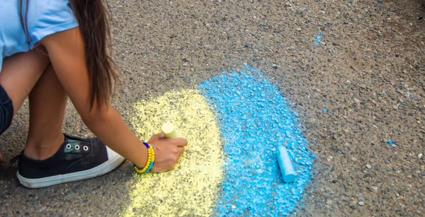 Children Draw Ukrainian Flag House Pavement Selective Focus Child — Stockfoto