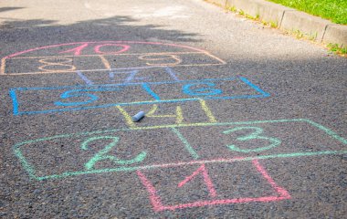 Sokak çocuk klasikleri oyunlarda. Seçici odak. Doğa.