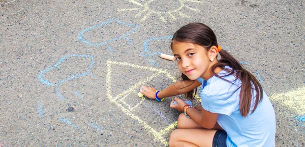 Les Enfants Dessinent Maison Drapeau Ukrainien Sur Trottoir Concentration Sélective — Photo