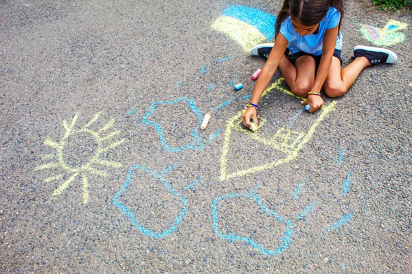 Діти Малюють Будинок Українського Прапора Тротуарі Вибіркове Фокусування Малюк Ліцензійні Стокові Фото