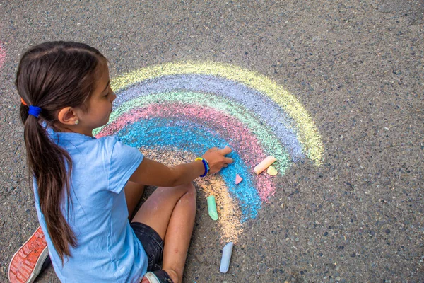 Bir Çocuk Asfalta Bir Gökkuşağı Çizer Seçici Odaklanma Çocuk — Stok fotoğraf