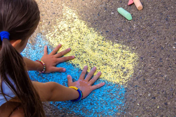 Kinder Malen Einen Regenbogen Auf Den Asphalt Selektiver Fokus Kinder — Stockfoto