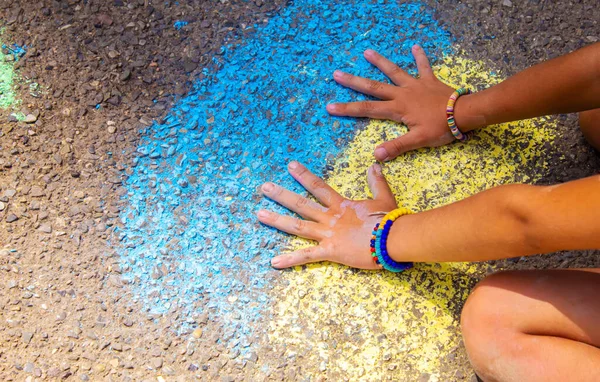 Kinder Malen Einen Regenbogen Auf Den Asphalt Selektiver Fokus Kinder — Stockfoto