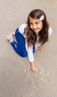 Çocuklar kaldırıma tebeşirle çizerler. Seçici odaklanma. Doğa.