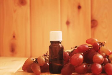 Üzüm tohumu yağı küçük şişelerde toplanır. Seçici odaklanma. yiyecek