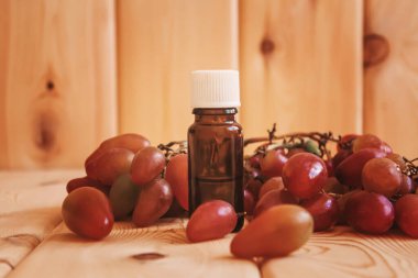 Üzüm tohumu yağı küçük şişelerde toplanır. Seçici odaklanma. yiyecek