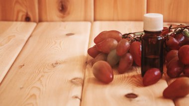 Üzüm tohumu yağı küçük şişelerde toplanır. Seçici odaklanma. yiyecek