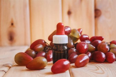 Üzüm tohumu yağı küçük şişelerde toplanır. Seçici odaklanma. yiyecek