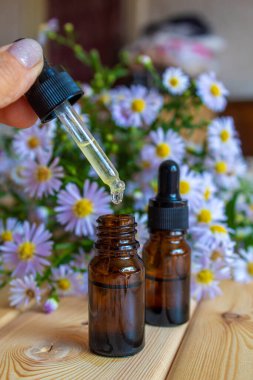 Cam şişelerde çiçek yağı. Homeopati. Seçici odaklanma.