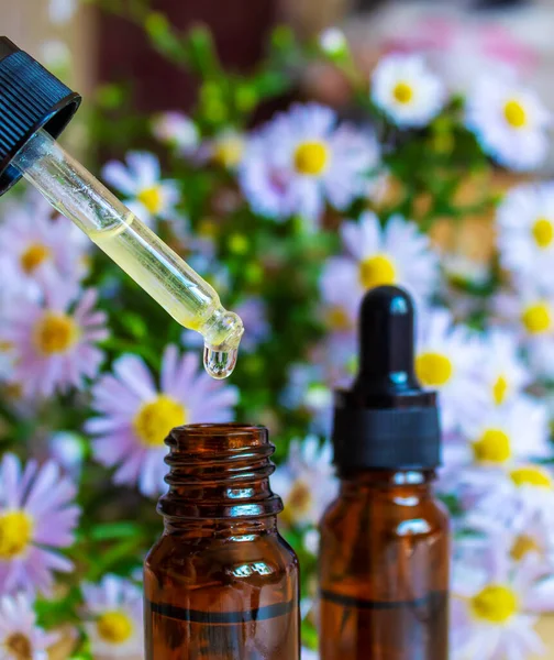 Aceite Flores Botellas Vidrio Homeopathy Selective Focus Nature — Foto de Stock