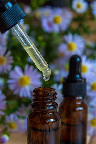 Blütenöl Glasflaschen Homöopathie Selektiver Fokus Natur — Stockfoto
